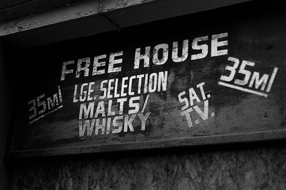 A close down free house on Clyde Street ©Samuel F.